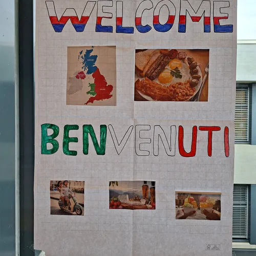 Welcome- und Benvenuti-Plakat der Sprachen